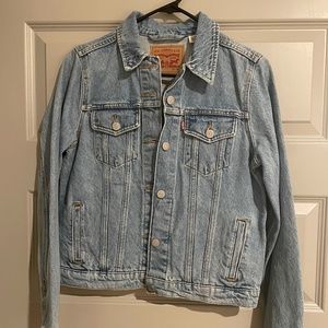NWOT Levi Strauss Women's Light Wash Jean Jacket - Size M - Never worn